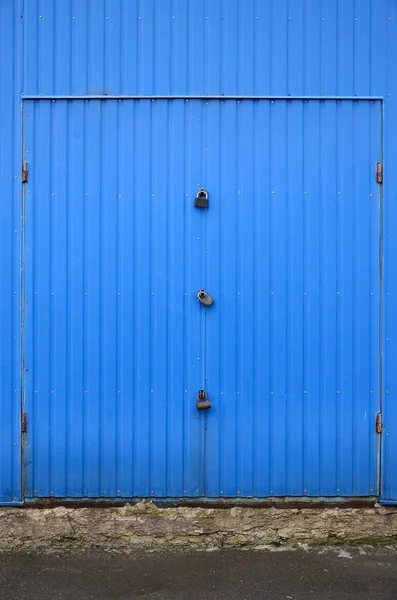 Textura Una Pared Metal Azul Con Una Puerta Cerrada Para —  Fotos de Stock