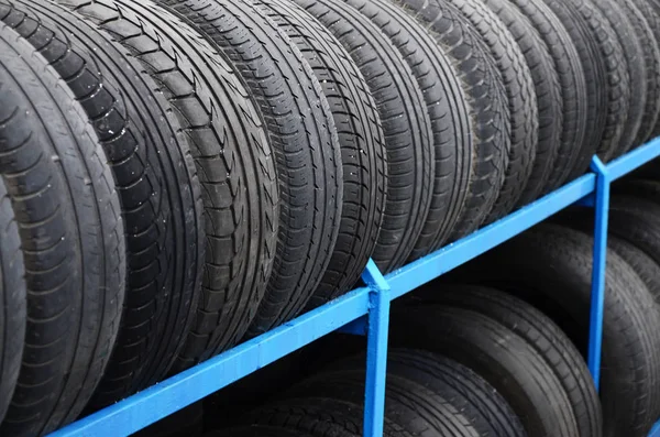 汽车商店里有各种各样的汽车轮胎 许多黑色轮胎 轮胎堆栈背景 有选择的重点 — 图库照片