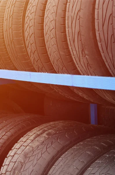 Gestell Mit Verschiedenen Autoreifen Autohaus Viele Schwarze Reifen Hintergrund Reifenstapel — Stockfoto