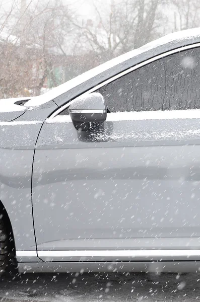 Θραύσμα Του Αυτοκινήτου Κάτω Από Στρώμα Χιονιού Μετά Από Έντονη — Φωτογραφία Αρχείου