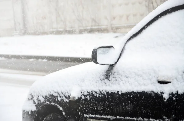 Фрагмент Автомобиля Слоем Снега После Сильного Снегопада Корпус Автомобиля Покрыт — стоковое фото