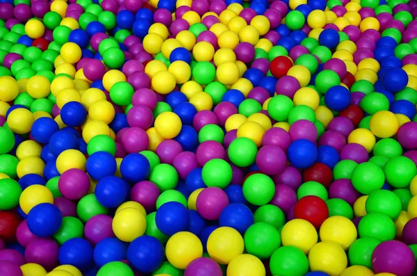 Bir Çocuk Ballpit Bir Bahçesi Birçok Renkli Plastik Topları Desen — Stok fotoğraf