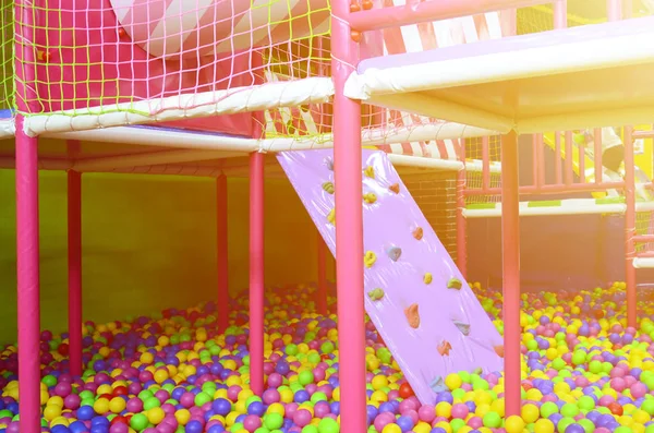 遊び場で子供用のボールピットで多くのカラフルなプラスチックボール — ストック写真