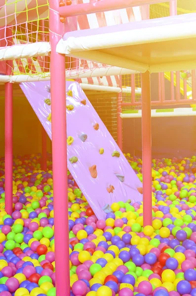Muitas Bolas Plásticas Coloridas Uma Vala Infantil Playground — Fotografia de Stock