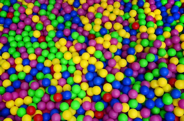 许多五颜六色的塑料球在孩子们的 Ballpit 在操场上 关闭模式 — 图库照片