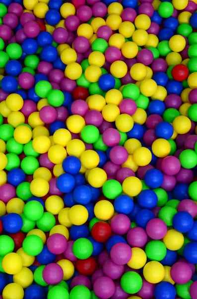 Muchas bolas de plástico de colores en una bola de niños en un patio de recreo . — Foto de Stock