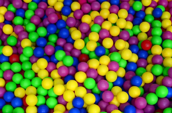 许多五颜六色的塑料球在孩子们的 Ballpit 在操场上 关闭模式 — 图库照片