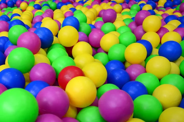 Muchas Bolas Plástico Colores Una Bola Niños Patio Recreo Patrón —  Fotos de Stock