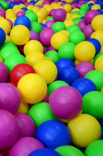 Bir Çocuk Ballpit Bir Bahçesi Birçok Renkli Plastik Topları Desen — Stok fotoğraf