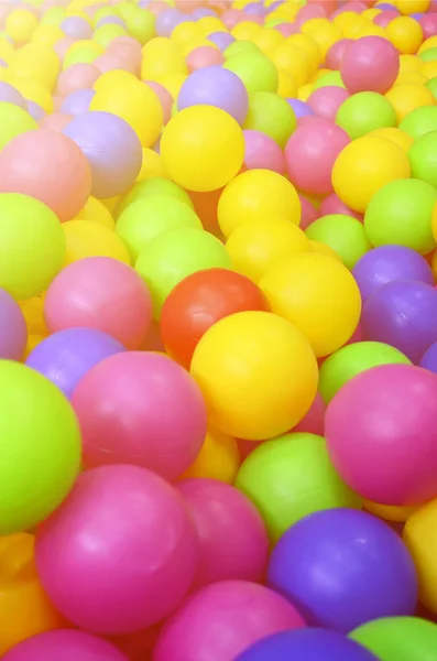 Bir Çocuk Ballpit Bir Bahçesi Birçok Renkli Plastik Topları Desen — Stok fotoğraf