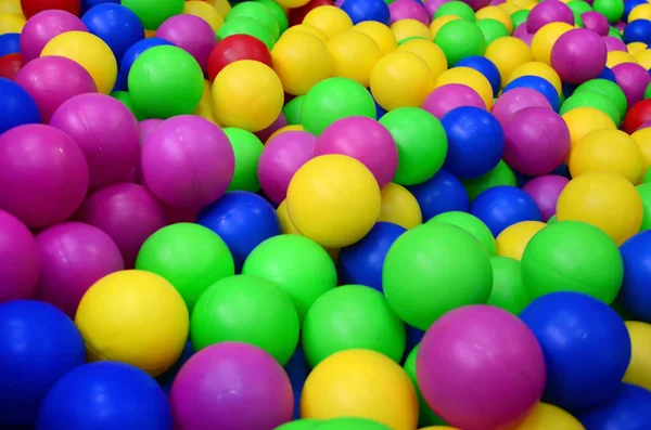 多くのカラフルなプラスチック ボール遊び場で子供たちの Ballpit クローズ アップ パターン — ストック写真