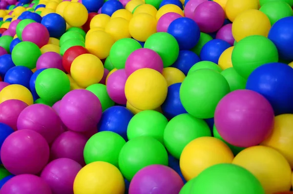 Muchas Bolas Plástico Colores Una Bola Niños Patio Recreo Patrón —  Fotos de Stock