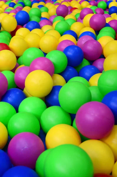 Bir Çocuk Ballpit Bir Bahçesi Birçok Renkli Plastik Topları Desen — Stok fotoğraf