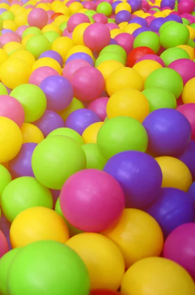 Molte Palline Plastica Colorate Una Vasca Ballo Bambini Parco Giochi — Foto Stock
