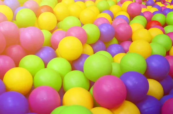 Muchas Bolas Plástico Colores Una Bola Niños Patio Recreo Patrón —  Fotos de Stock