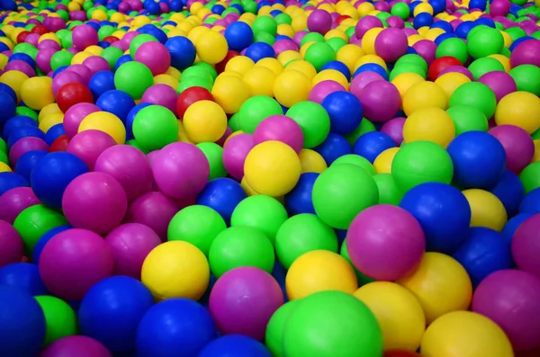 Muchas bolas de plástico de colores en una bola de niños en un patio de recreo . —  Fotos de Stock