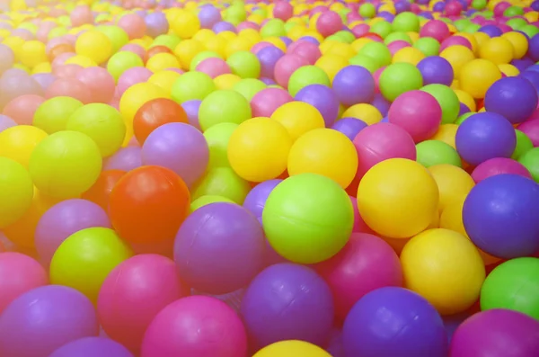 Muchas Bolas Plástico Colores Una Bola Niños Patio Recreo Patrón —  Fotos de Stock