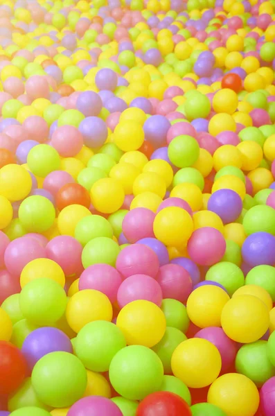 Många Färgglada Plast Bollar Barnens Ballpit Lekplats Närbild Mönster — Stockfoto