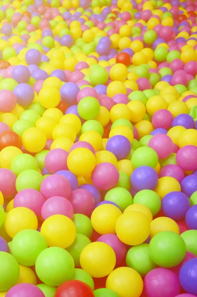 Många Färgglada Plast Bollar Barnens Ballpit Lekplats Närbild Mönster — Stockfoto