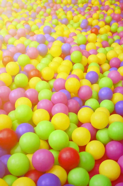 许多五颜六色的塑料球在孩子们的 Ballpit 在操场上 关闭模式 — 图库照片