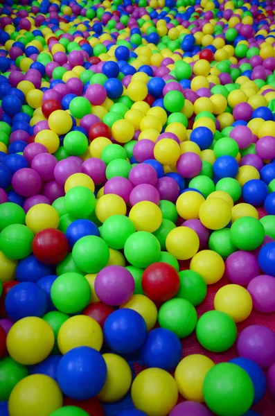 许多五颜六色的塑料球在孩子们的 Ballpit 在操场上 关闭模式 — 图库照片