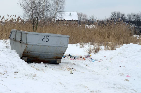 Prullenbak Aan Kant Van Straat Winter Met Lip Huisvuil Container — Stockfoto