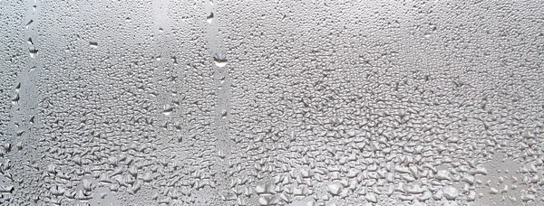 Textura de uma gota de chuva em um fundo transparente molhado de vidro . — Fotografia de Stock