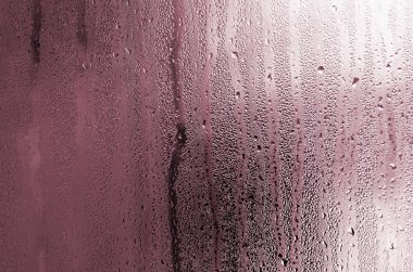 Yağmur cam ıslak şeffaf arka plan üzerine bir damla doku. Pembe renk tonlu