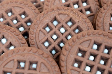 Koyu kahverengi yuvarlak sandviç dolum cevizli kurabiye yakın çekim resmin ayrıntılı. Arka plan resmini çay için birkaç muamele etmek