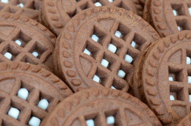 Koyu kahverengi yuvarlak sandviç dolum cevizli kurabiye yakın çekim resmin ayrıntılı. Arka plan resmini çay için birkaç muamele etmek