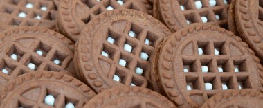 Koyu kahverengi yuvarlak sandviç dolum cevizli kurabiye yakın çekim resmin ayrıntılı. Arka plan resmini çay için birkaç muamele etmek