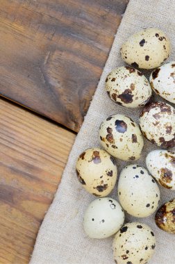 Bıldırcın yumurtalarının Sivas'tan bir koyu kahverengi ahşap yüzey, üstten görünüm, metin, boş yer tarifi