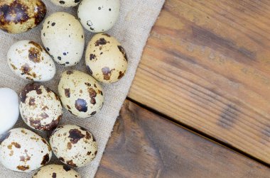 Bıldırcın yumurtalarının Sivas'tan bir koyu kahverengi ahşap yüzey, üstten görünüm, metin, boş yer tarifi