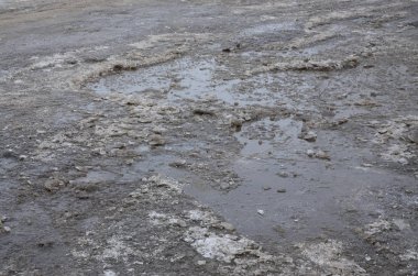 Asfalt yol ile çukurların dondurma ve çözme döngüsü sırasında belgili tanımlık kış nedeniyle zarar görmüş. Zavallı yol
