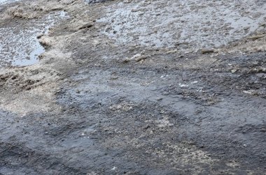 Asfalt yol ile çukurların dondurma ve çözme döngüsü sırasında belgili tanımlık kış nedeniyle zarar görmüş. Zavallı yol