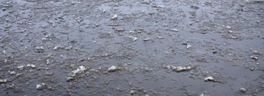 Bozuk asfalt yol ile çukurlar, dondurma ve çözme kışın neden buzlu su ile dolu. Kötü yol