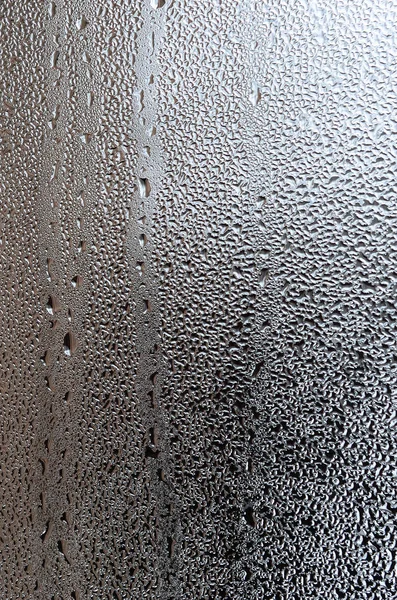 质地的一滴雨在玻璃湿透明的背景上 灰色色调 — 图库照片