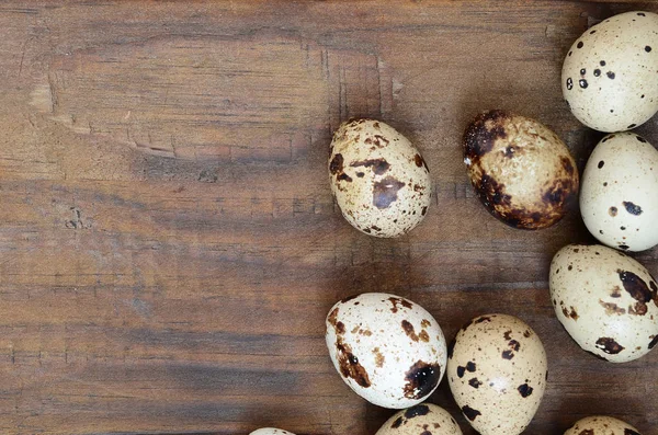 Koyu Kahverengi Ahşap Yüzeyde Bıldırcın Yumurtaları Üst Görüş Metin Için — Stok fotoğraf