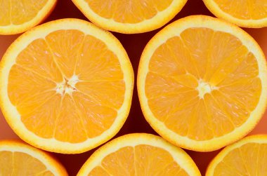 Üstten Görünüm birkaç turuncu meyve dilimleri parlak arka planda ben