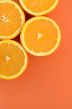 Turuncu renkli parlak arka plan üzerinde üstten görünüm birkaç turuncu meyve dilimleri. Doymuş narenciye doku görüntü