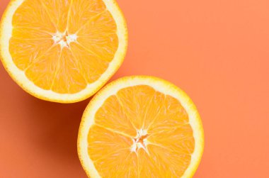 Turuncu renkli parlak arka plan üzerinde üstten görünüm birkaç turuncu meyve dilimleri. Doymuş narenciye doku görüntü