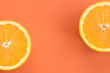 Turuncu renkli parlak arka plan üzerinde üstten görünüm birkaç turuncu meyve dilimleri. Doymuş narenciye doku görüntü