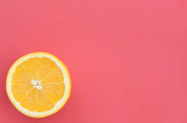 Kırmızı renkte parlak arka plan üzerinde üstten görünüm bir bir turuncu meyve dilim. Doymuş narenciye doku görüntü