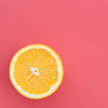 Kırmızı renkte parlak arka plan üzerinde üstten görünüm bir bir turuncu meyve dilim. Doymuş narenciye doku görüntü