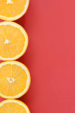 Üstten Görünüm birkaç turuncu meyve dilimleri parlak arka planda ben