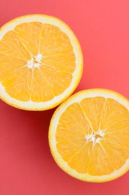 Kırmızı renkte parlak arka plan üzerinde üstten görünüm birkaç turuncu meyve dilimleri. Doymuş narenciye doku görüntü