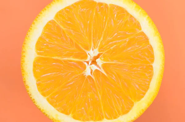 Widok Góry Jeden Plasterek Pomarańczowy Owoc Jasnym Tle Kolorze Pomarańczowym — Zdjęcie stockowe