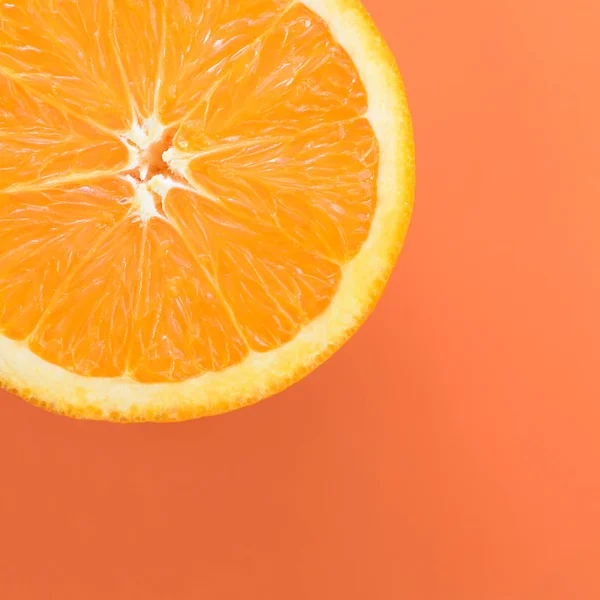 Vista Superior Una Rodaja Fruta Naranja Sobre Fondo Brillante Color — Foto de Stock