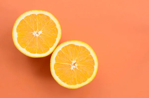 Vista superior de varias rodajas de fruta naranja sobre fondo brillante i — Foto de Stock