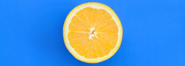 Ovanifrån en orange frukt bitens på ljus bakgrund i blu — Stockfoto